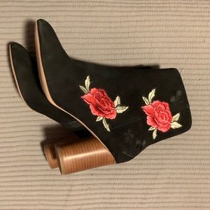 Black Boots with Rose Embroidery Zip Up Side